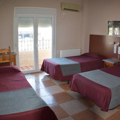 Habitaciones Triples En Hostal Alamare Sevilla